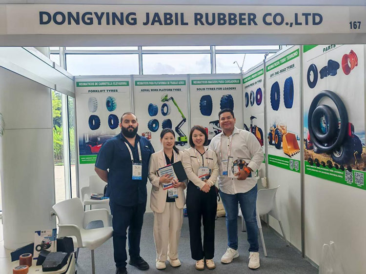 Jabil -Reifen glänzen auf der Panama International Tire Expo 2025 und erreichen strategische Zusammenarbeit mit Käufern aus mehreren Ländern Jabil -Reifen glänzen auf der Panama International Tire Expo 2025 und erreichen strategische Zusammenarbeit mit Käufern aus mehreren Ländern