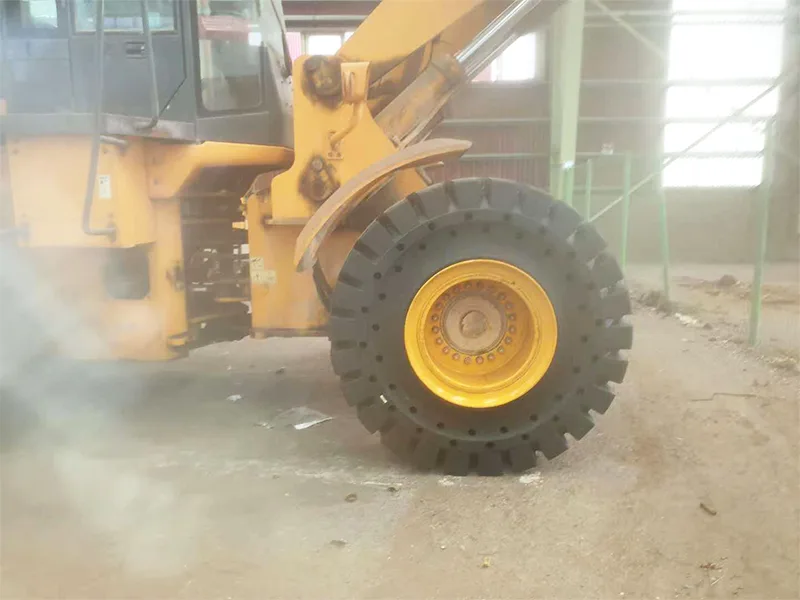 Eine Glasfabrik in Brasilien verwendet 23,5-25 Vollreifen